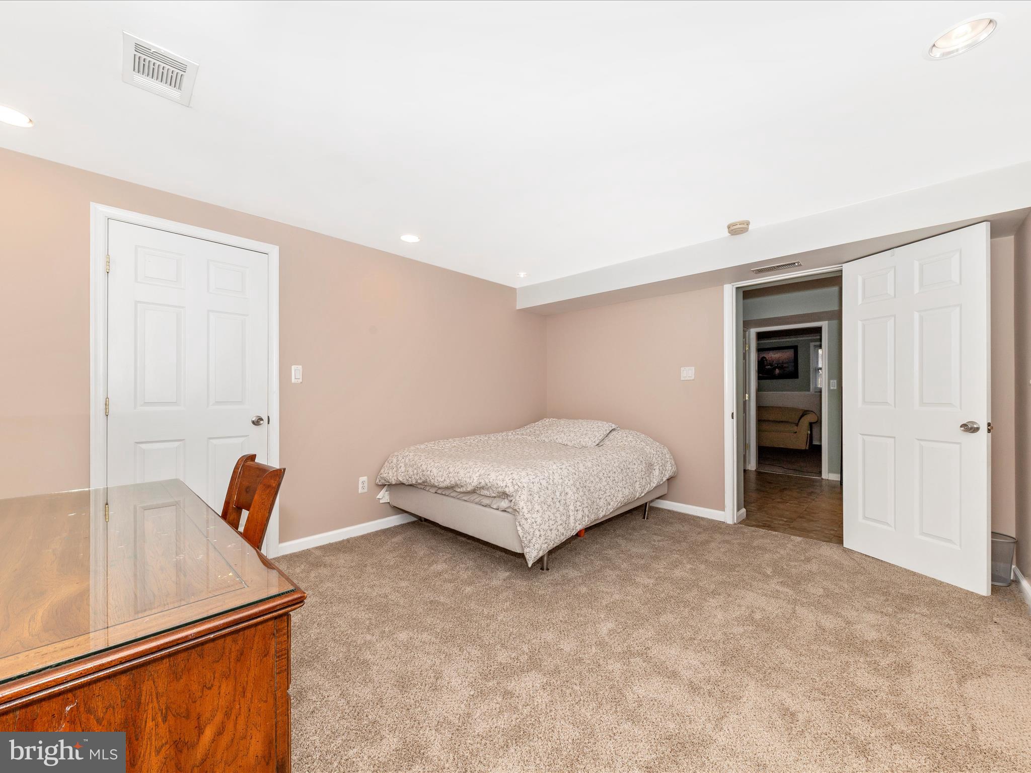 19005 Dowden Circle Poolesville, MD 20837 - Photo 37 of 51 a living room with furniture and a window