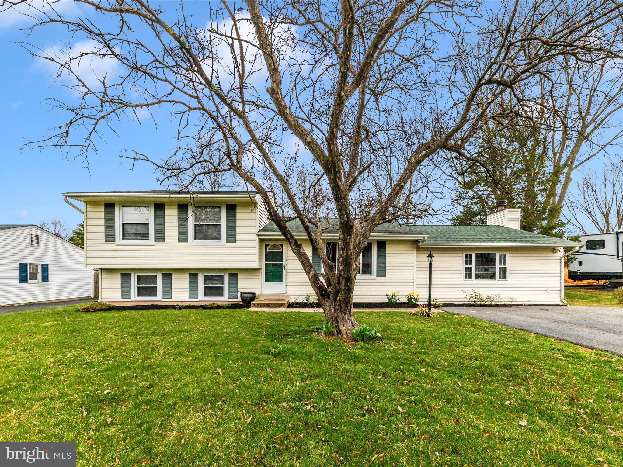 19005 Dowden Circle Poolesville, MD 20837 - Photo 39 of 51 a front view of a house with a garden