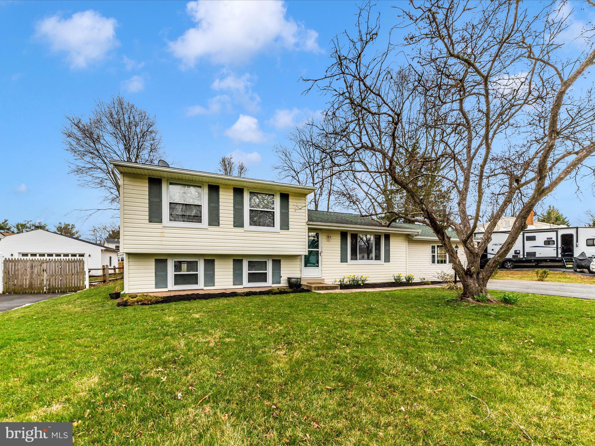 19005 Dowden Circle Poolesville, MD 20837 - Photo 42 of 51 a front view of house with yard and green space
