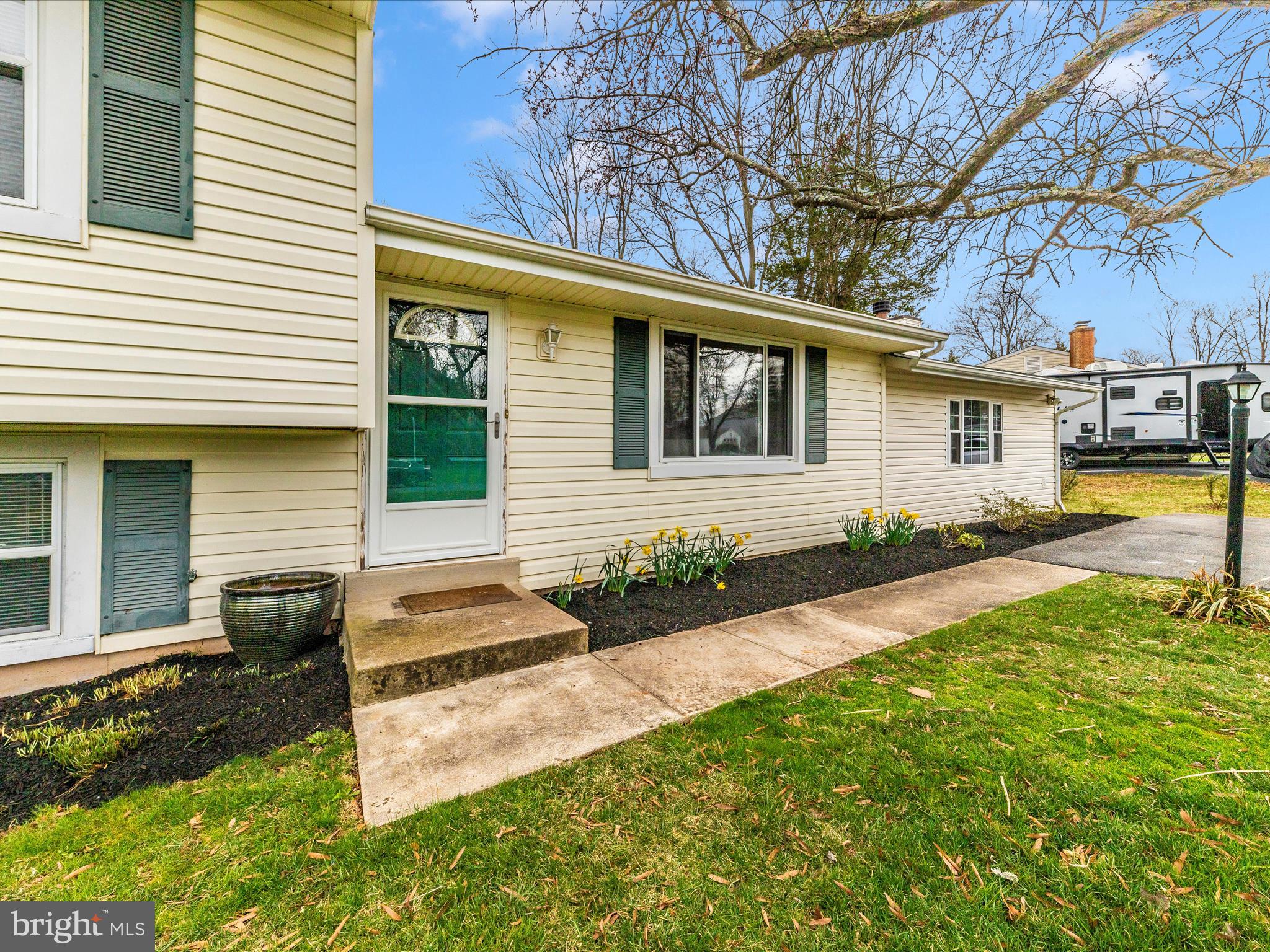 19005 Dowden Circle Poolesville, MD 20837 - Photo 43 of 51 a front view of a house with garden