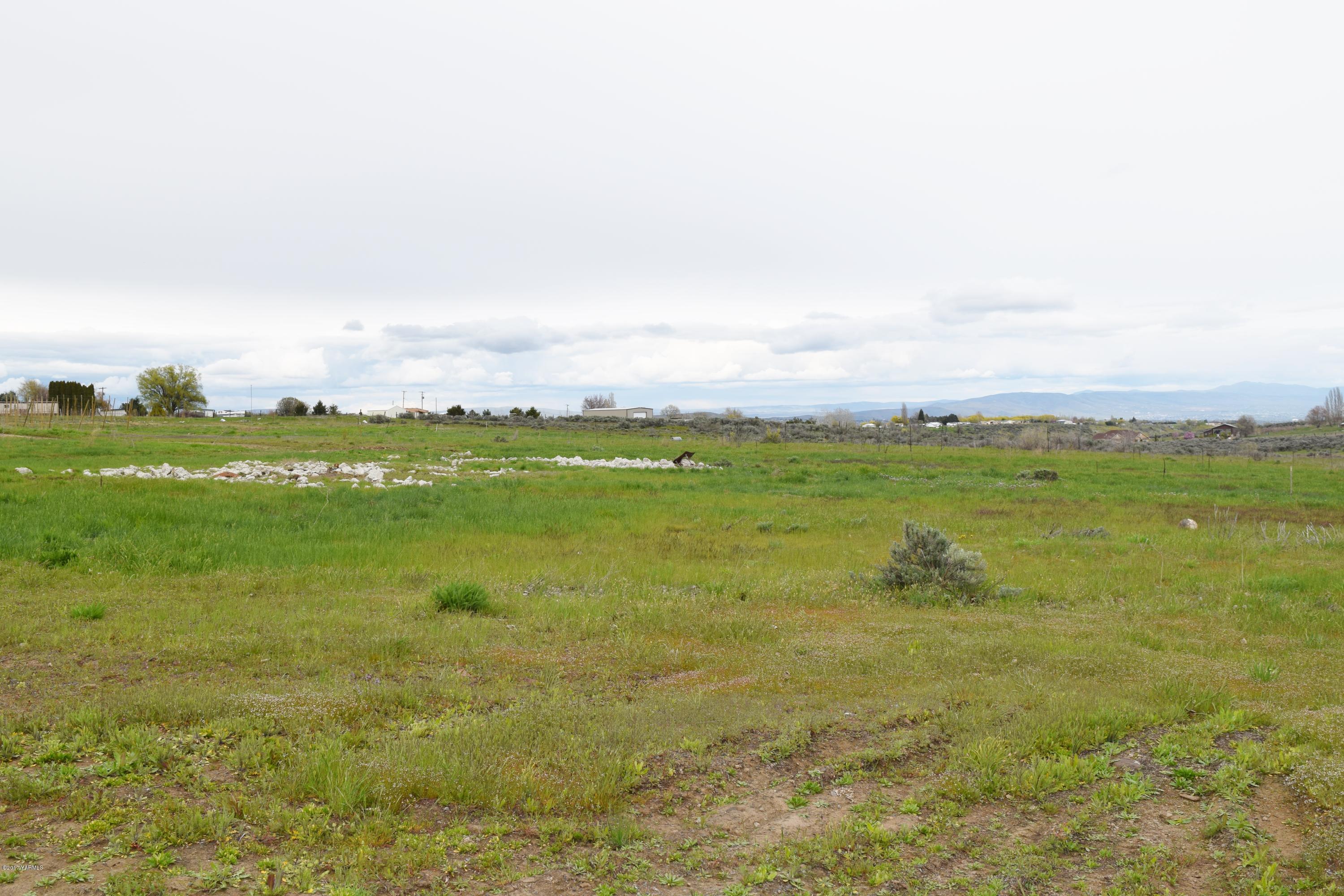 3331 Stone Road Yakima, WA 98908 - Photo 3 of 4 a view of an ocean from a building