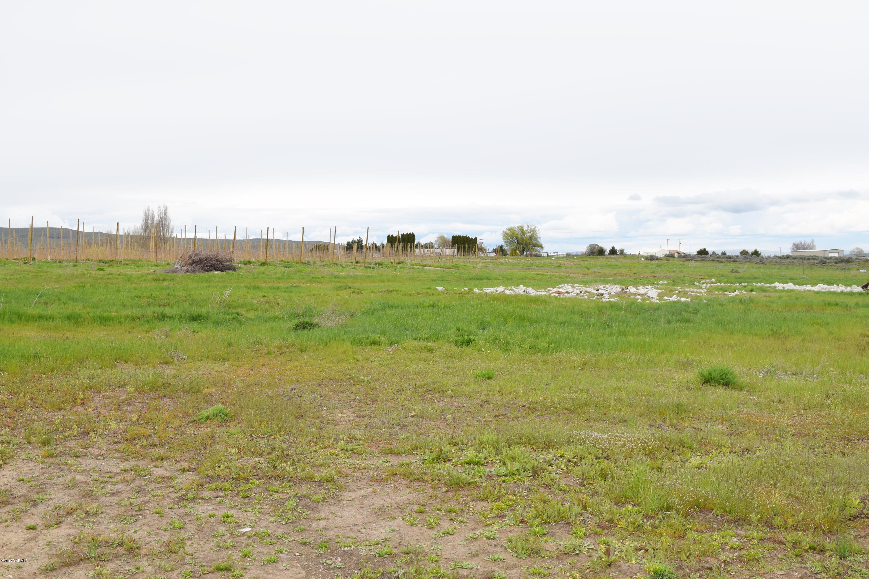 3331 Stone Road Yakima, WA 98908 - Photo 4 of 4 a view of an ocean and beach