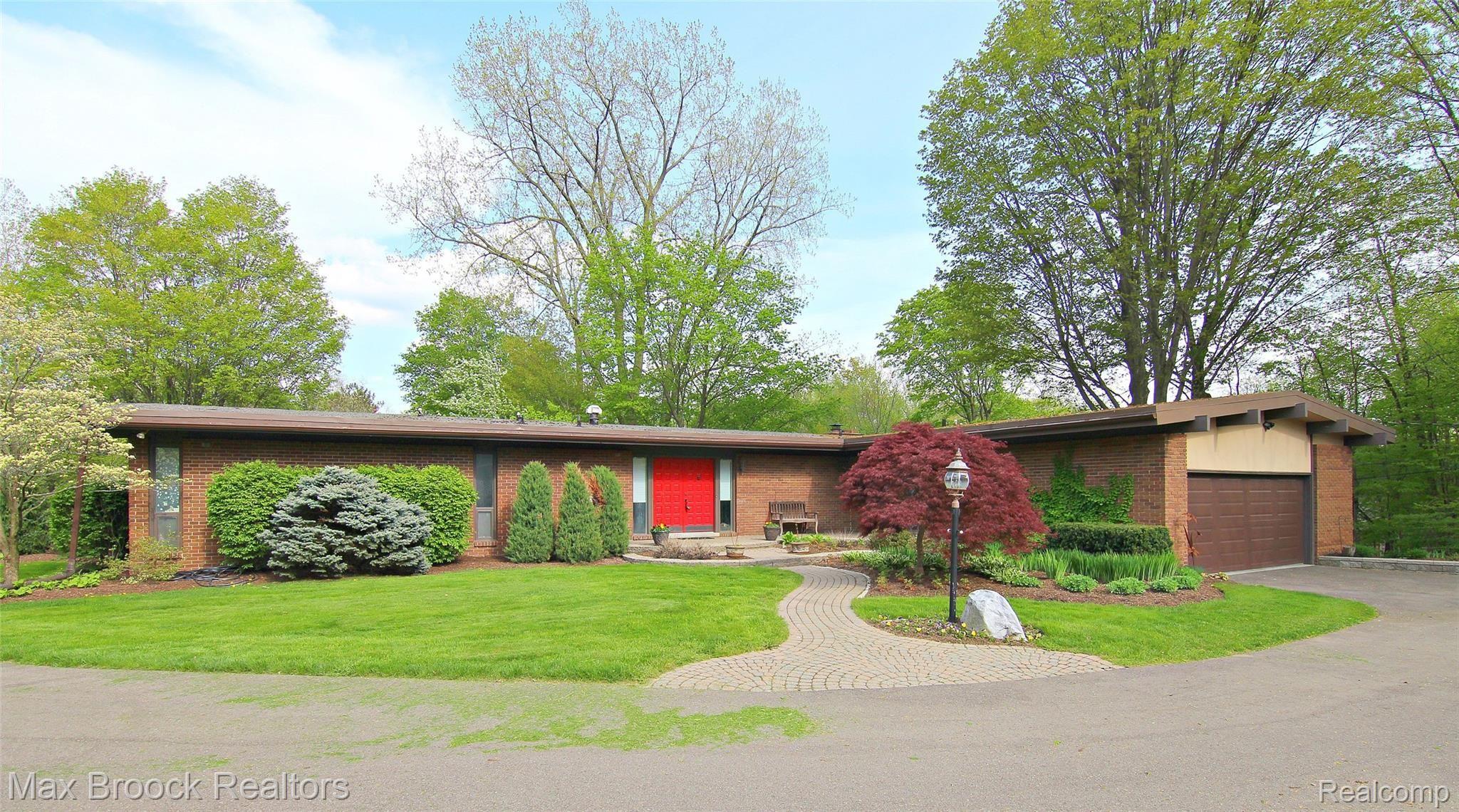 4667 Patrick Road West Bloomfield, MI 48322 - Photo 1 of 37 Patrick Rd Front 2.jpg