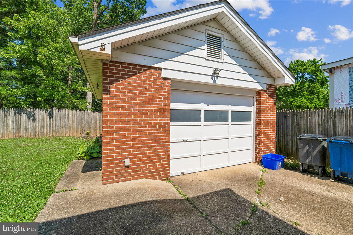 1103 Playford Lane Silver Spring, MD 20901 - Photo 25 of 30 Garage