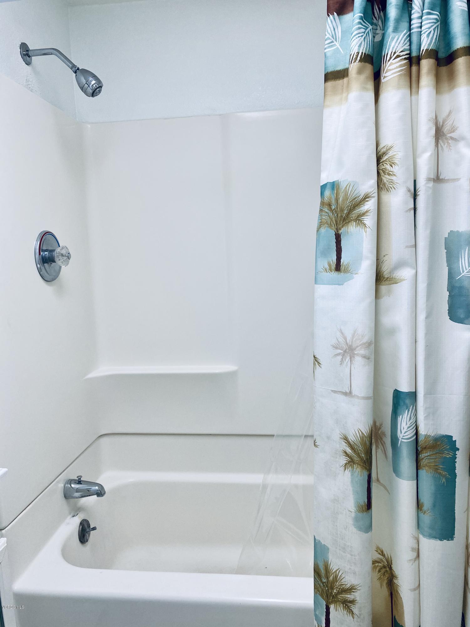 15433 West Telegraph Road, Unit 4 Santa Paula, CA 93060 - Photo 38 of 52 a bathroom with a bathtub