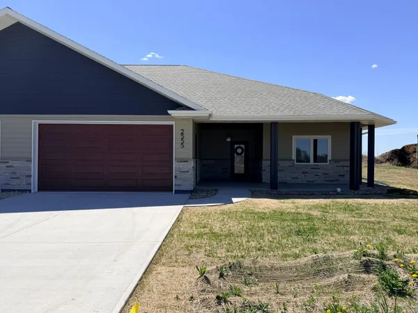 $395,900 | 2555 Sutherland Drive, Worthington, MN 56187