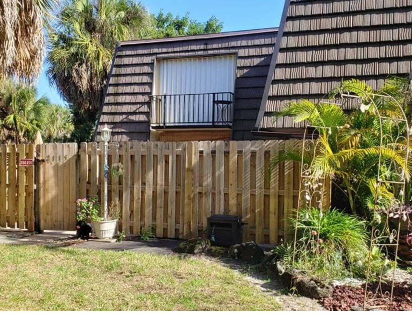 2115 Vista Oaks Cir Northeast  
