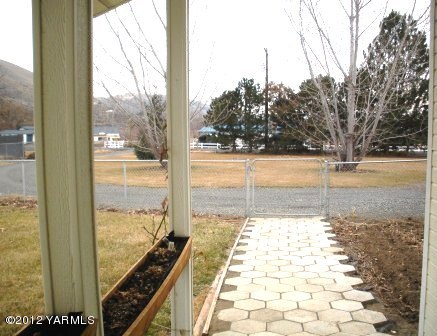 4208 Thorp Road Moxee, WA 98936 - Photo 8 of 21 a view of ocean from a window