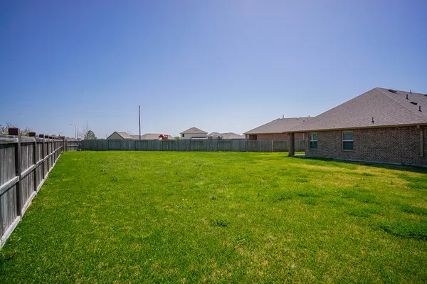 a view of a house with backyard and garden