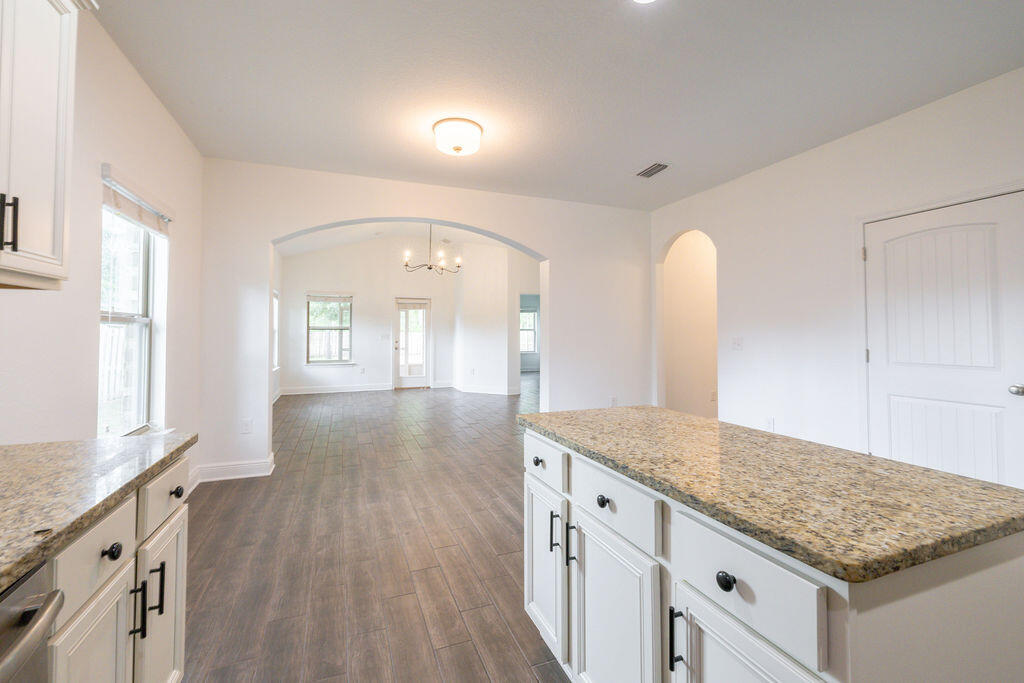 41 Twain Trail Freeport, FL 32439 - Photo 4 of 33 Kitchen