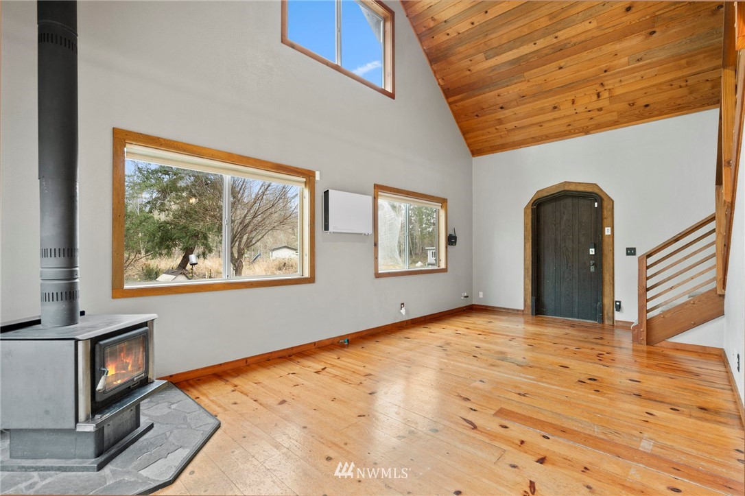 15542 Runyon Road Southeast Rainier, WA 98576 - Photo 5 of 23 a view of a interior of the house
