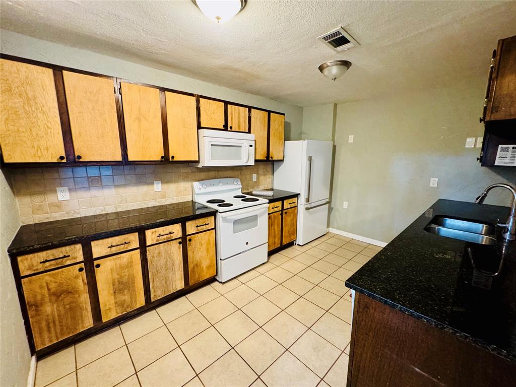 1712 Smokehouse Road Granbury, TX 76049 - Photo 6 of 25 Lots of cabinets, galley kitchen