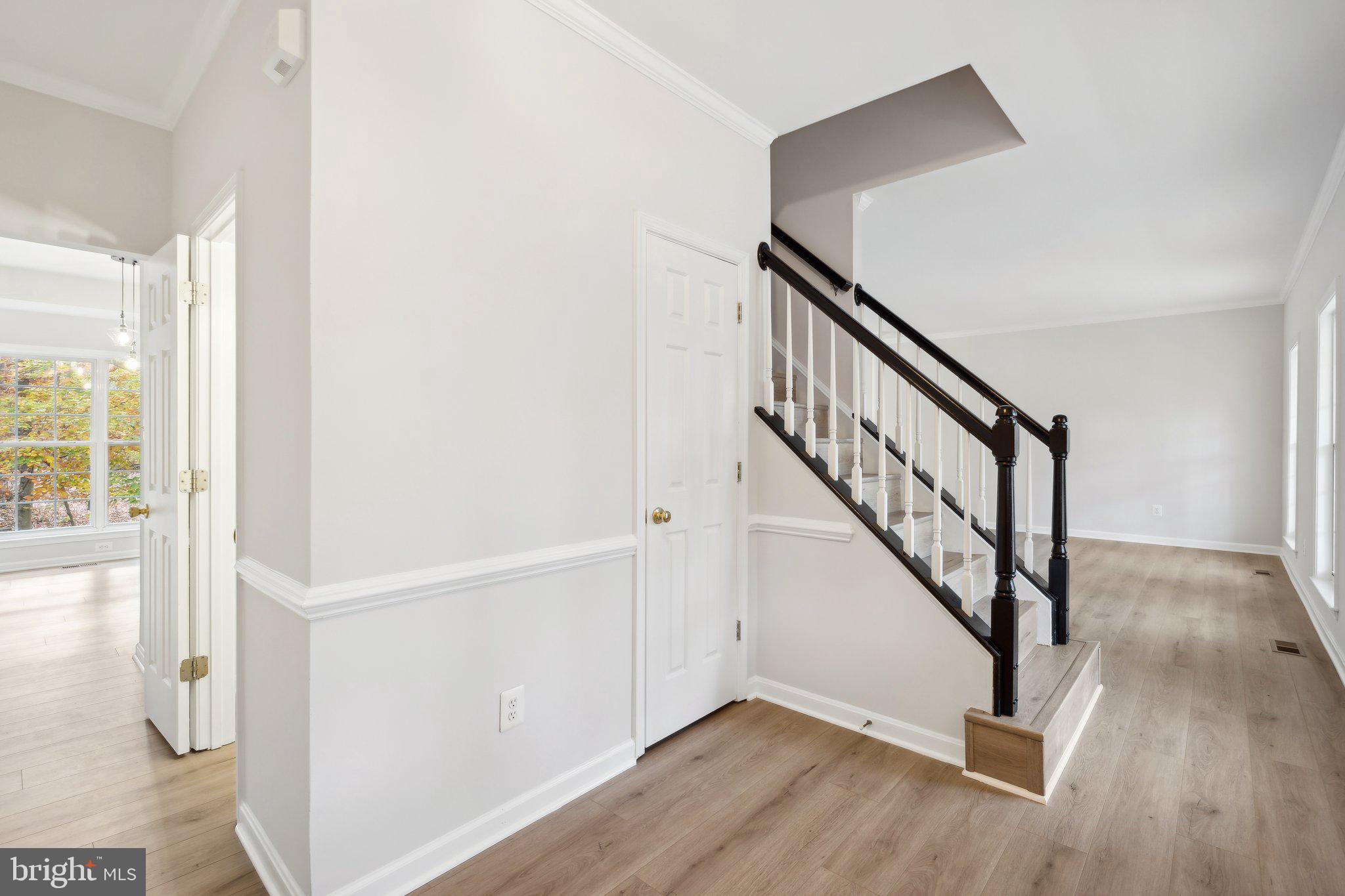 8385 Sinclair Mill Road Manassas, VA 20112 - Photo 4 of 56 Foyer