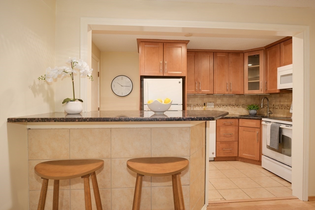 4 Hallmark Gardens, Unit 2 Burlington, MA 01803 - Photo 11 of 19