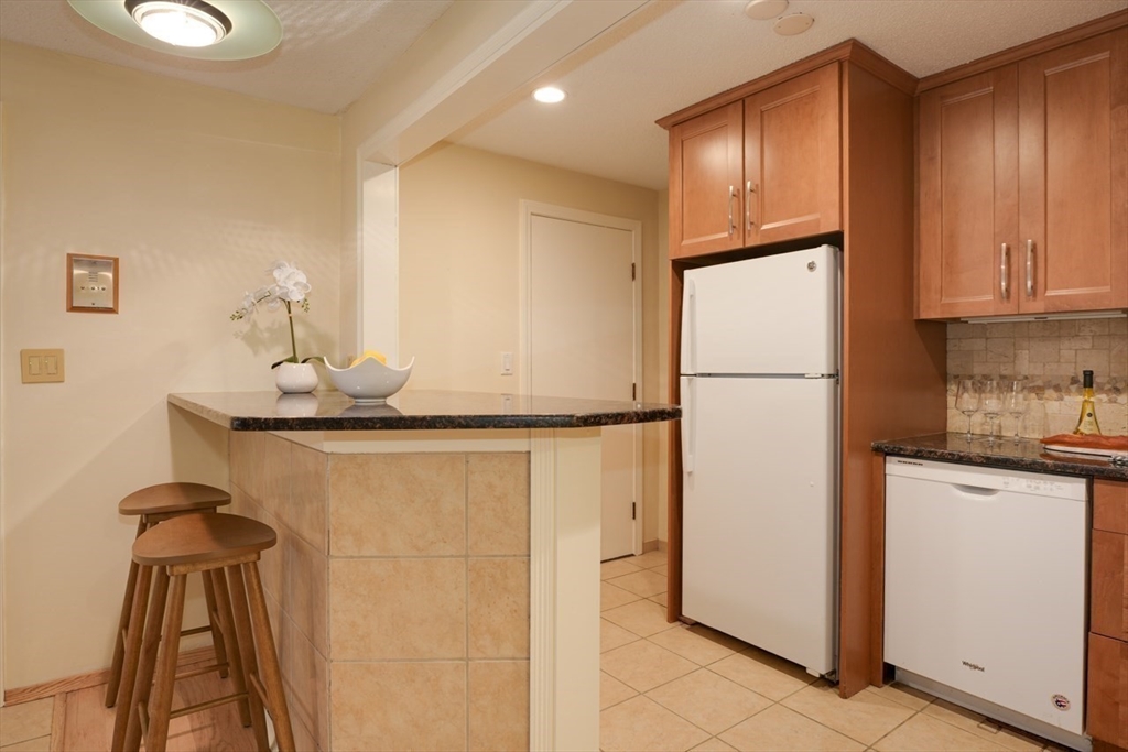 4 Hallmark Gardens, Unit 2 Burlington, MA 01803 - Photo 12 of 19