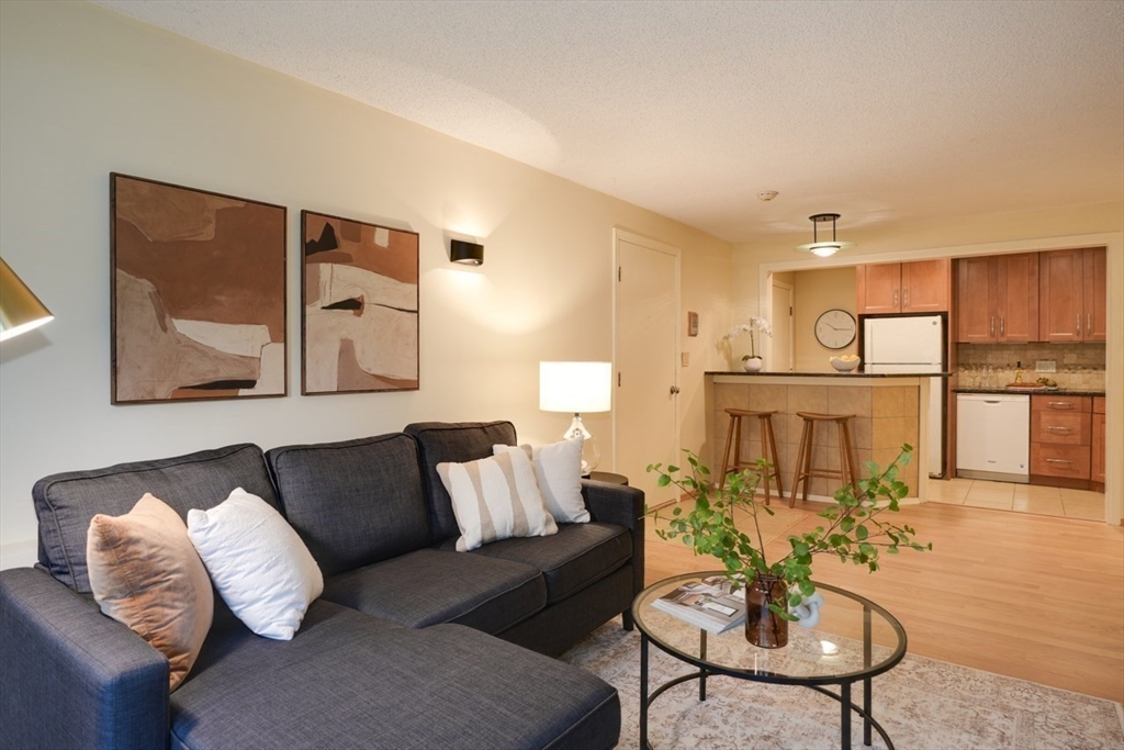 4 Hallmark Gardens, Unit 2 Burlington, MA 01803 - Photo 6 of 19