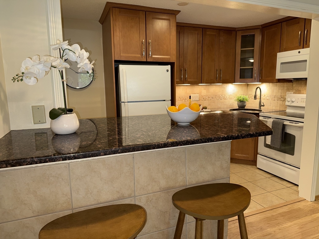 4 Hallmark Gardens, Unit 2 Burlington, MA 01803 - Photo 9 of 19