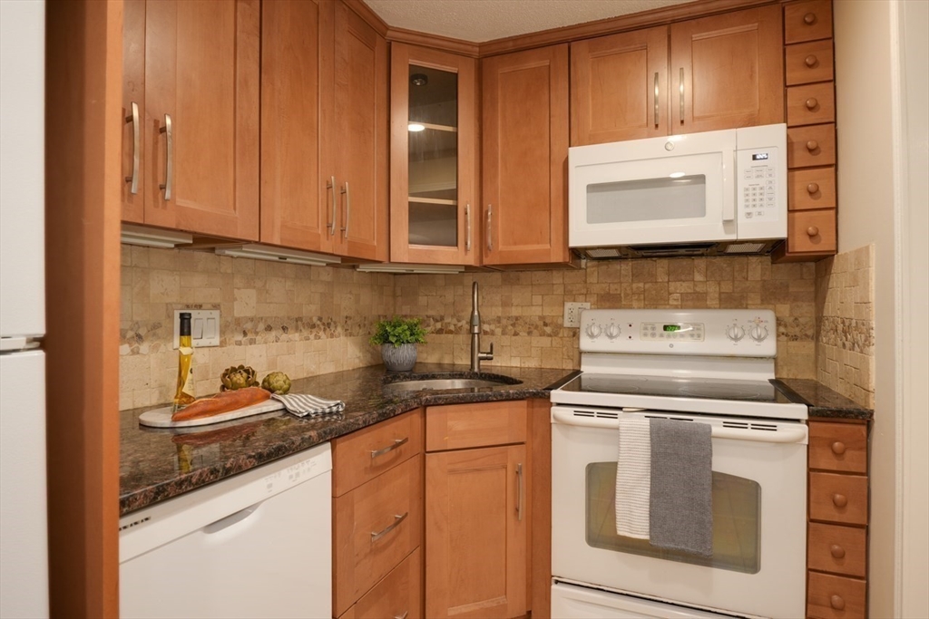 4 Hallmark Gardens, Unit 2 Burlington, MA 01803 - Photo 10 of 19