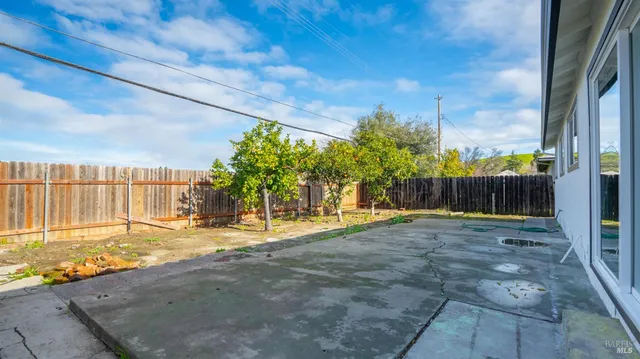 a view of back yard of the house