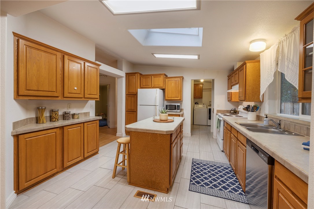 870 Southwest J H Road Port Orchard, WA 98367 - Photo 9 of 28 Gallery Image 9