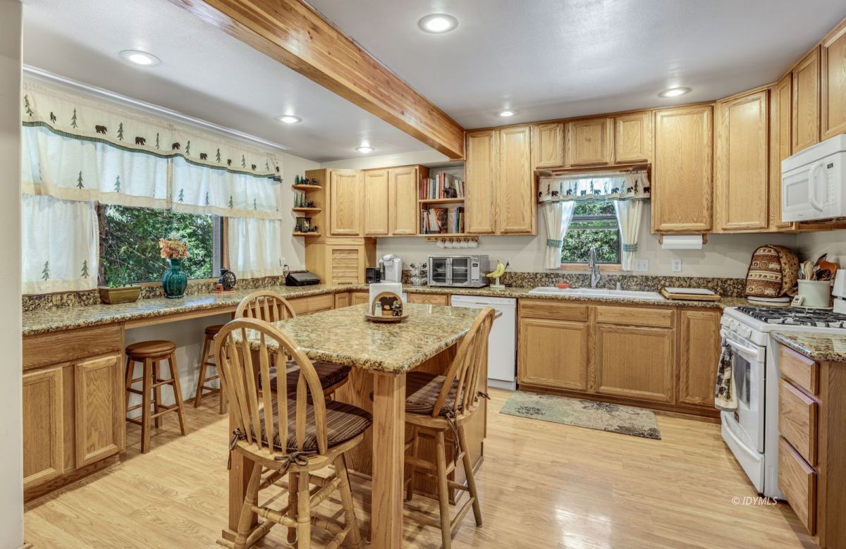 25840 Wayne Road Idyllwild, CA 92549 - Photo 14 of 46 Large Eat-in Kitchen