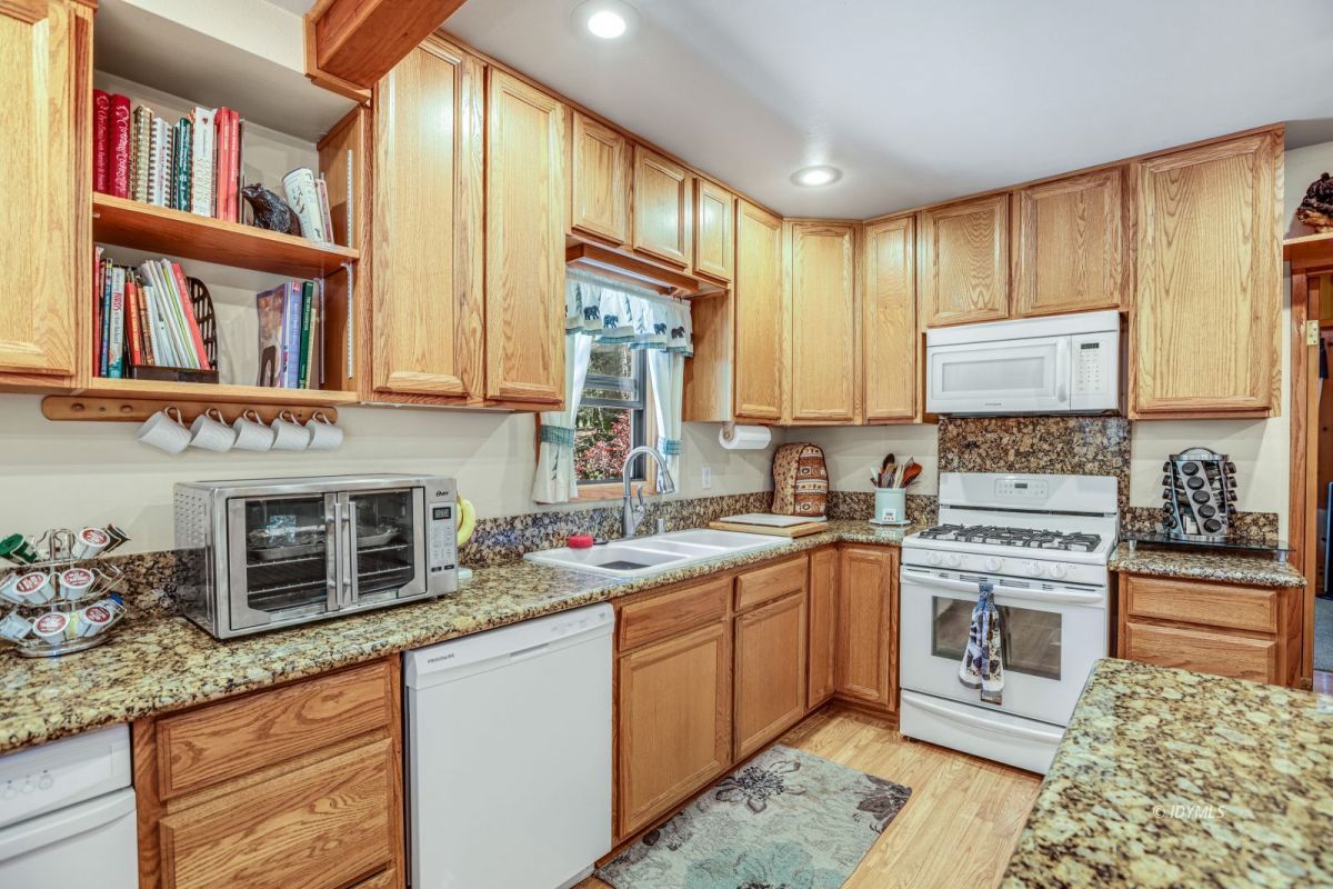 25840 Wayne Road Idyllwild, CA 92549 - Photo 16 of 46 Numerous cabinetry