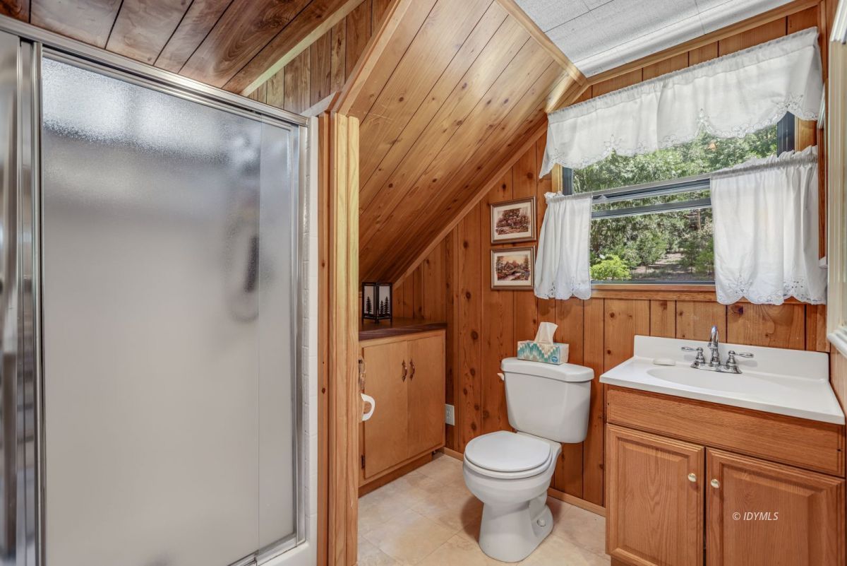 25840 Wayne Road Idyllwild, CA 92549 - Photo 33 of 46 Upstairs 3/4 bathroom