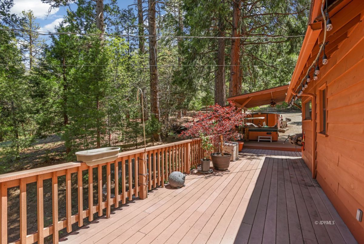 25840 Wayne Road Idyllwild, CA 92549 - Photo 35 of 46 Carefree composite decking