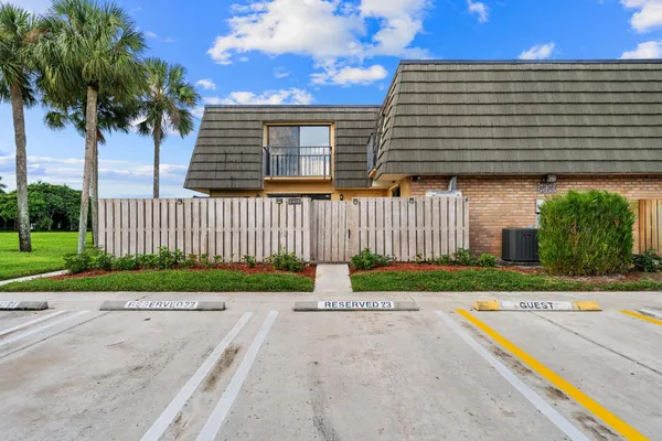 $2,350 | 2410 24th Way, West Palm Beach, FL 33407