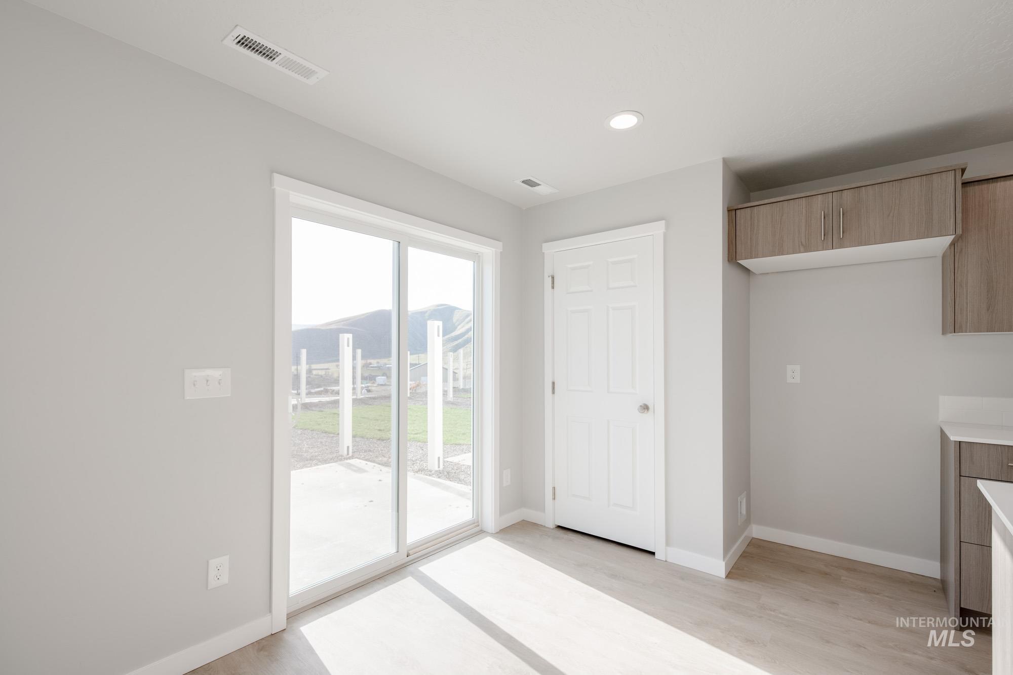 10784 Rutland Street Caldwell, ID 83605 - Photo 7 of 22 Entryway with wood finished floors and recessed lighting