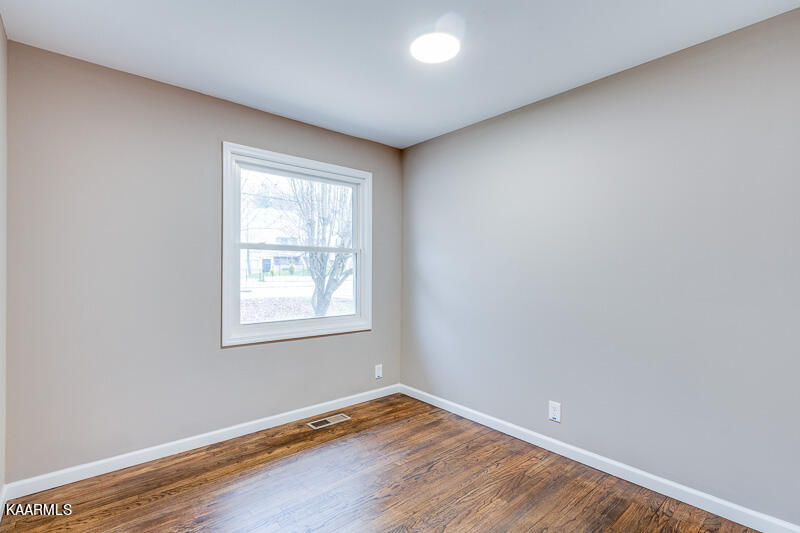 3917 Pleasant Ridge Road Knoxville, TN 37912 - Photo 18 of 29 019--SMALL
