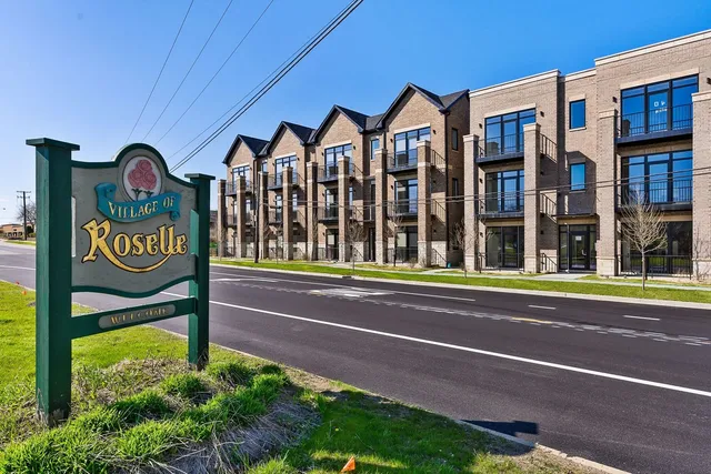 $2,627 | 820 East Irving Park Road, Unit 1E, Roselle, IL 60172