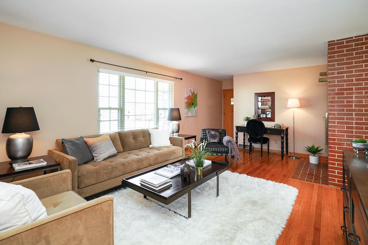 1518 Fishinger Road Columbus, OH 43221 - Photo 6 of 41 living room 3