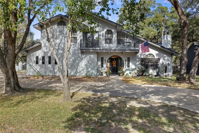 a view of a house with yard and tree s