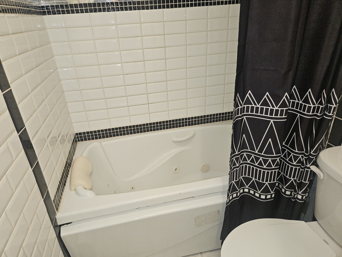 5349 North Delphia Avenue, Unit 150 Chicago, IL 60656 - Photo 6 of 16 a bathroom with a toilet and a bathtub