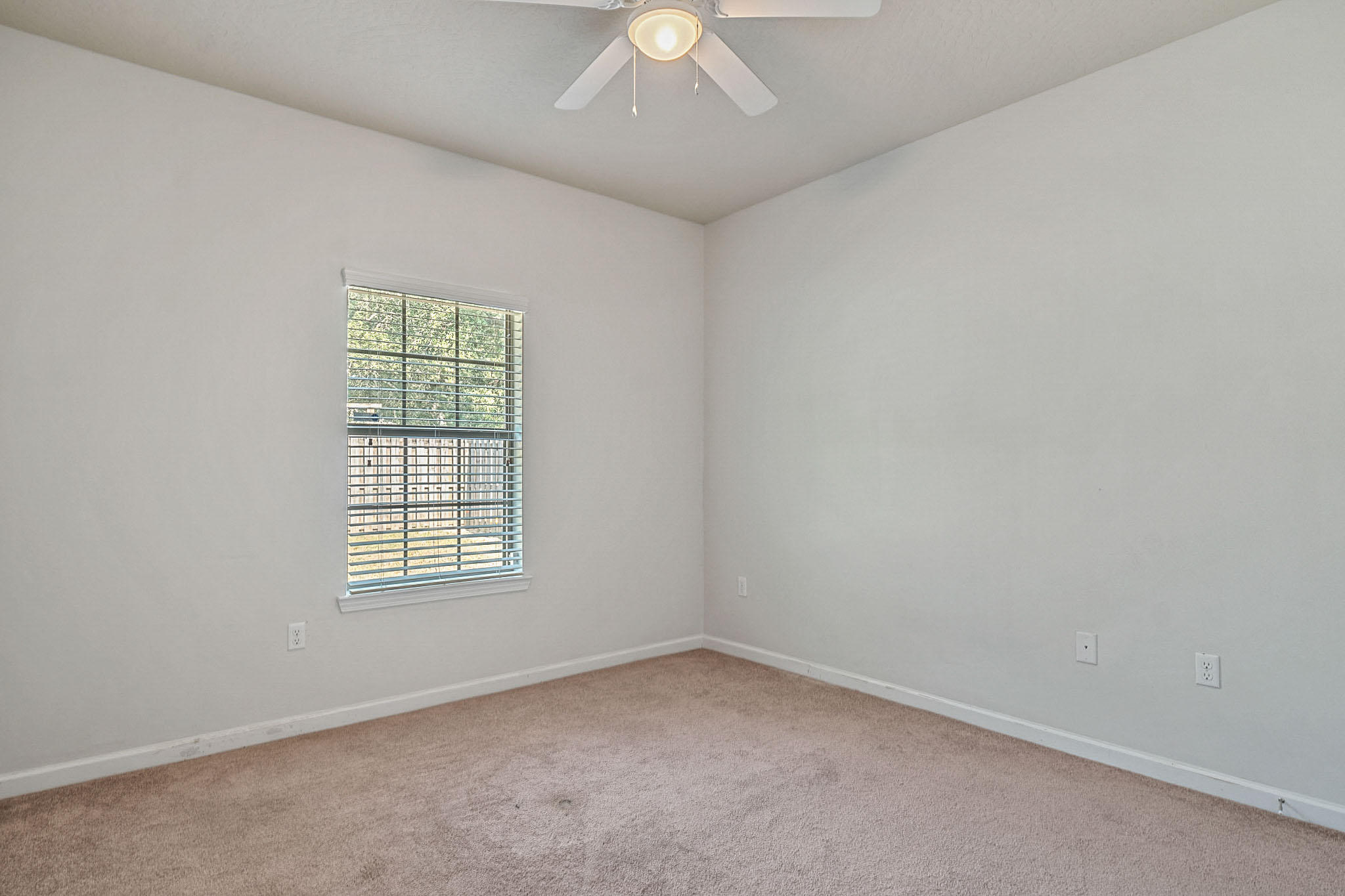 4592 Hermosa Road Crestview, FL 32539 - Photo 20 of 32 an empty room with a window