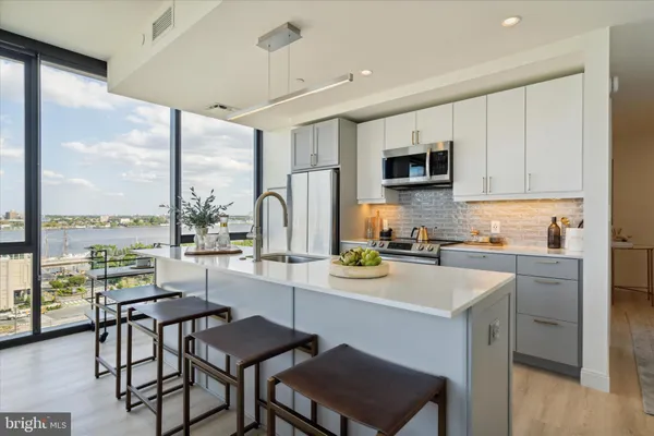 $4,305 | 1-5 Dock Street, Unit 510, Philadelphia, PA 19106