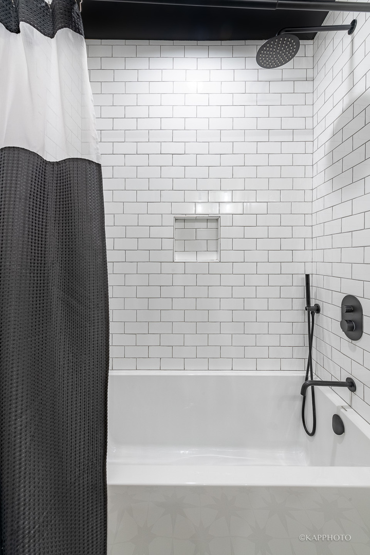 15 North Ada Street Chicago, IL 60607 - Photo 22 of 41 a bathroom with a bathtub