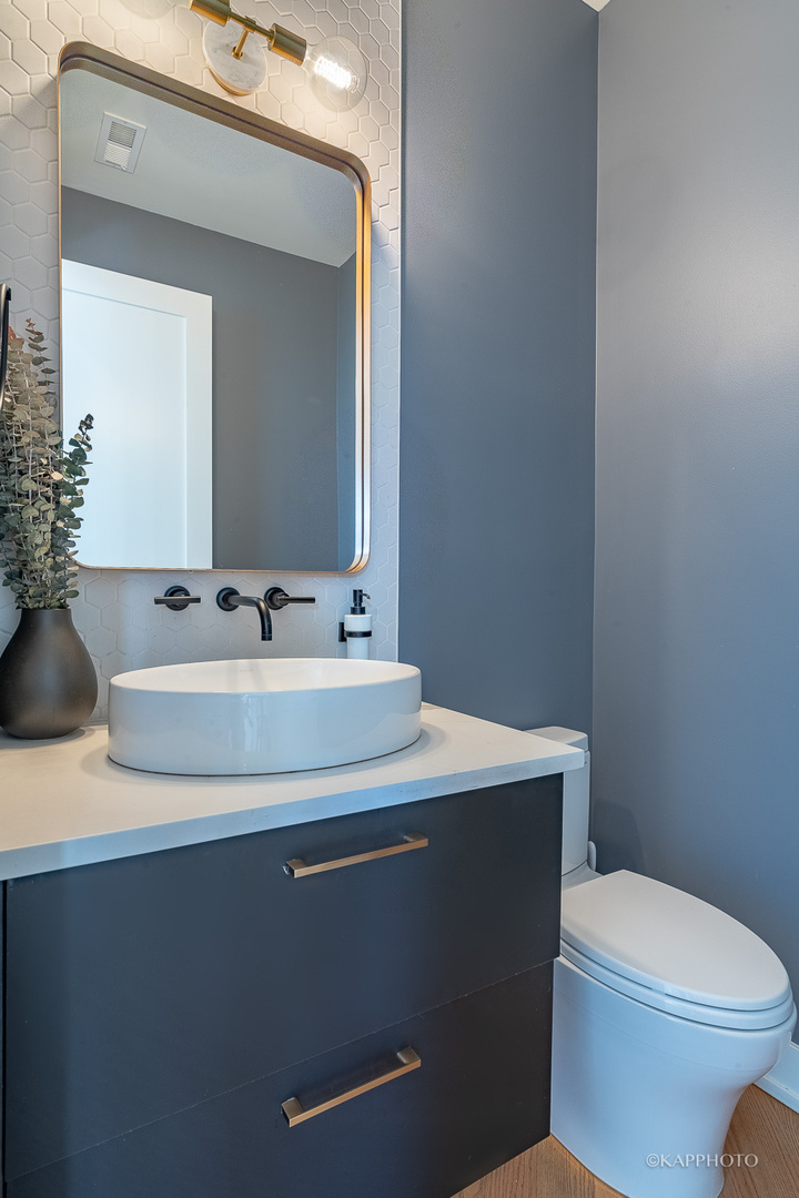 15 North Ada Street Chicago, IL 60607 - Photo 7 of 41 a bathroom with a sink toilet and mirror