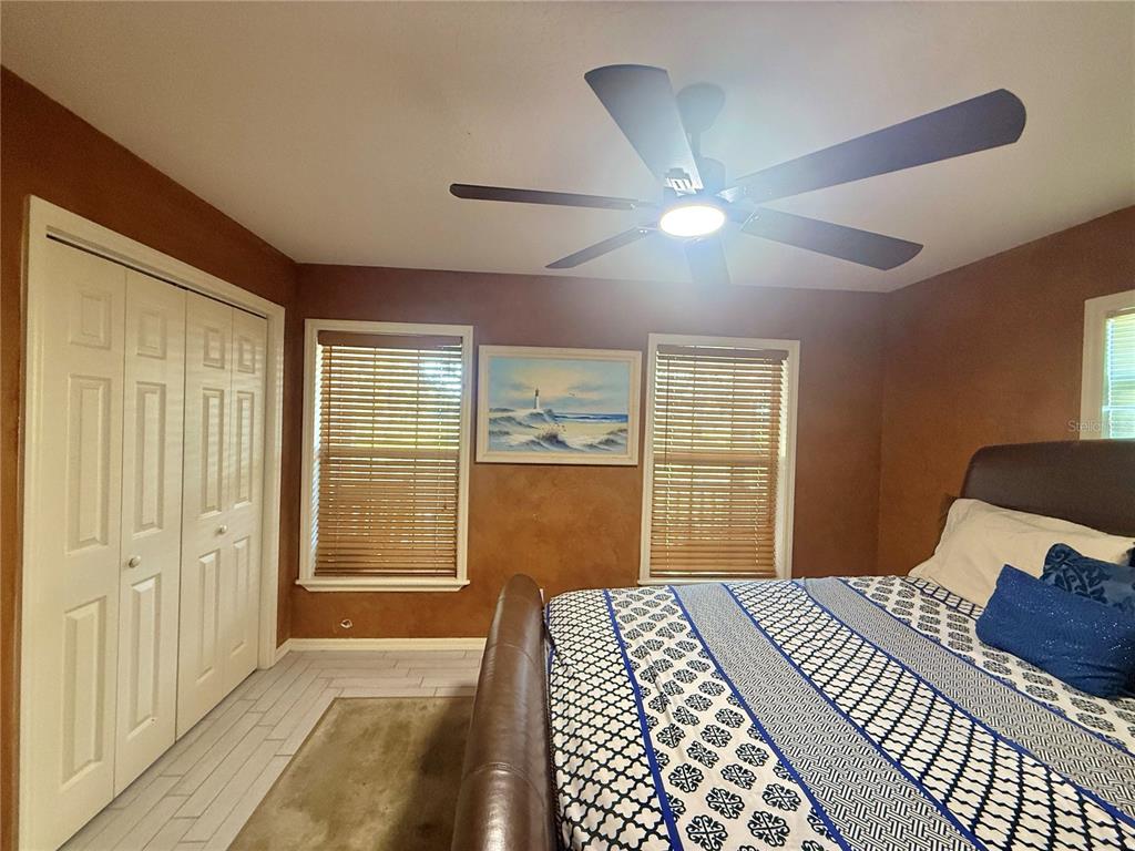 7223 South W 55 Street Bushnell, FL 33513 - Photo 29 of 70 a bedroom with a large bed and a chandelier