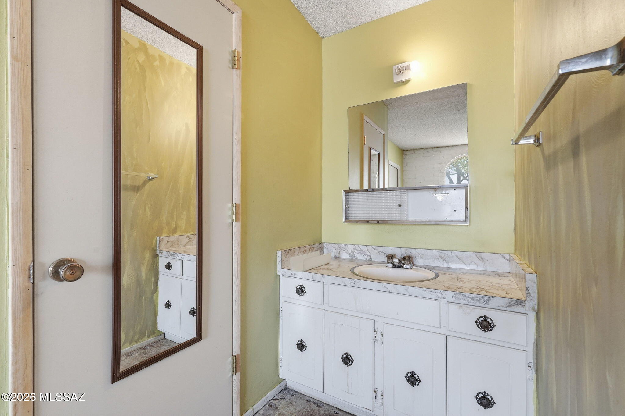 1831 West Dominy Road Tucson, AZ 85713 - Photo 20 of 38 Primary Bath