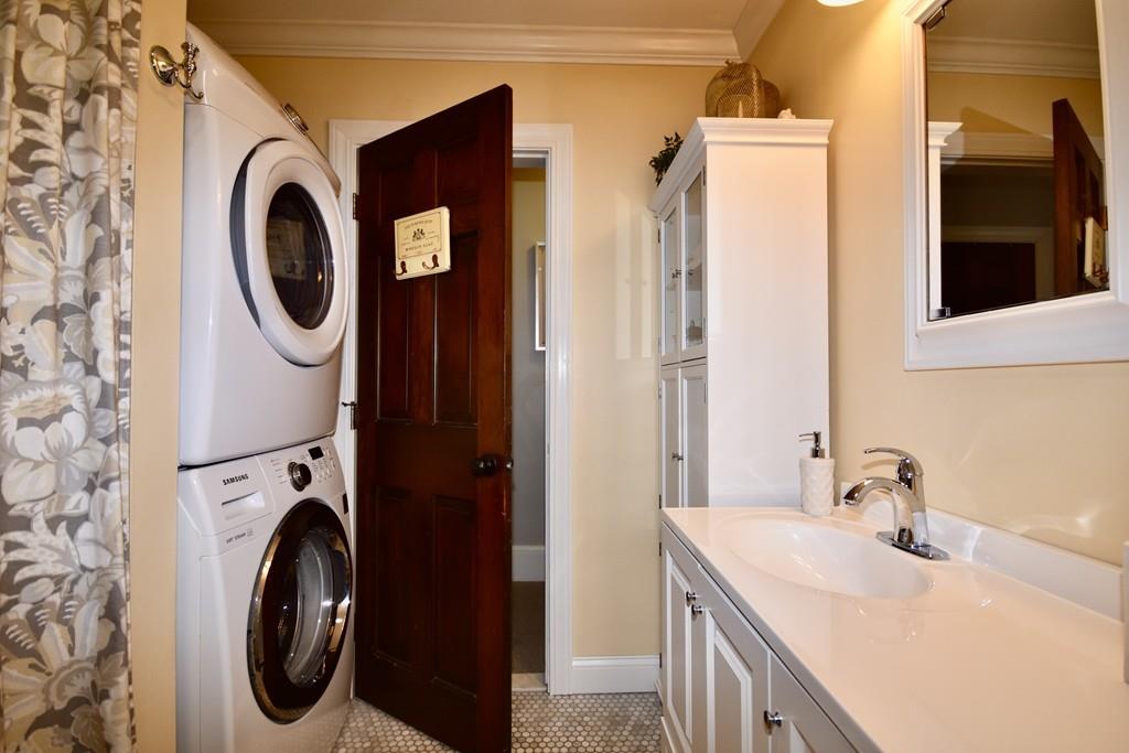 86 Snipatuit Road Rochester, MA 02770 - Photo 23 of 36 a utility room with dryer and washer
