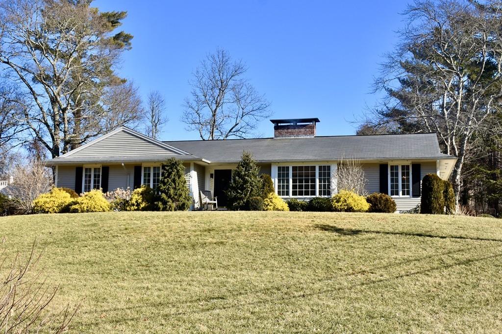 86 Snipatuit Road Rochester, MA 02770 - Photo 3 of 36 a front view of a house with a yard