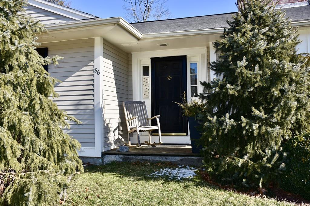 86 Snipatuit Road Rochester, MA 02770 - Photo 5 of 36 a front view of a house with garden