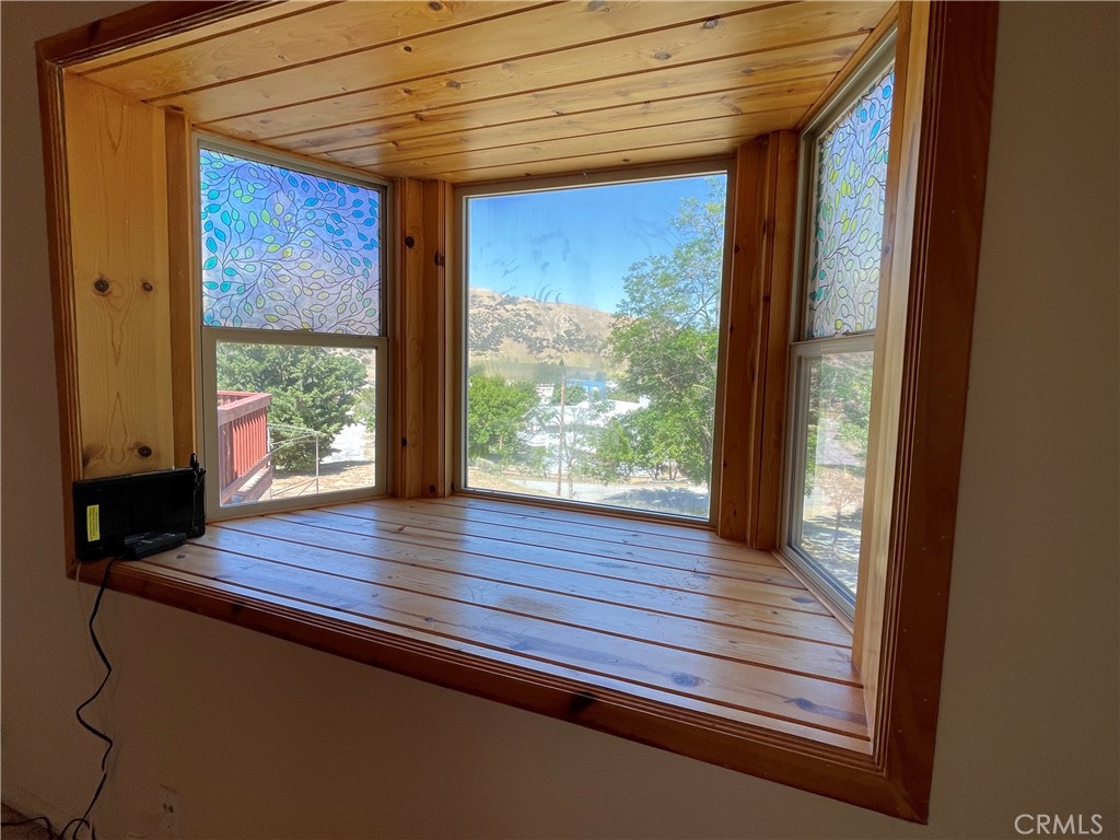 808 Circle Lebec, CA 93243 - Photo 5 of 42 Bay window in living room