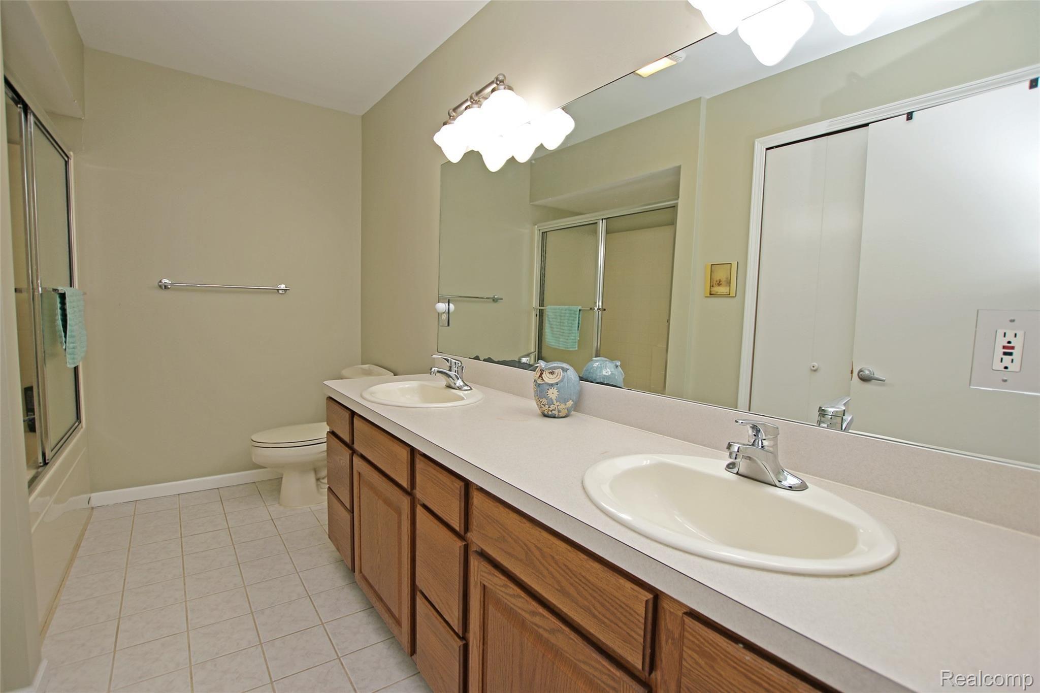 11348 Fenton Road Fenton, MI 48430 - Photo 17 of 47 17) Bathroom.jpg