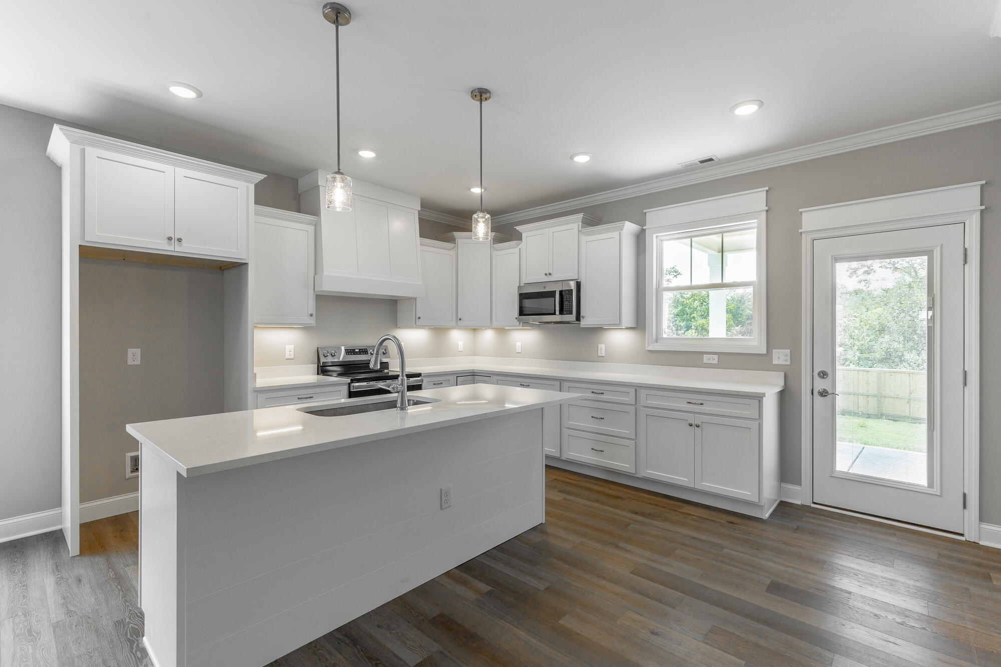 1037 Silverpine Drive Chattanooga, TN 37421 - Photo 20 of 59 Kitchen Island