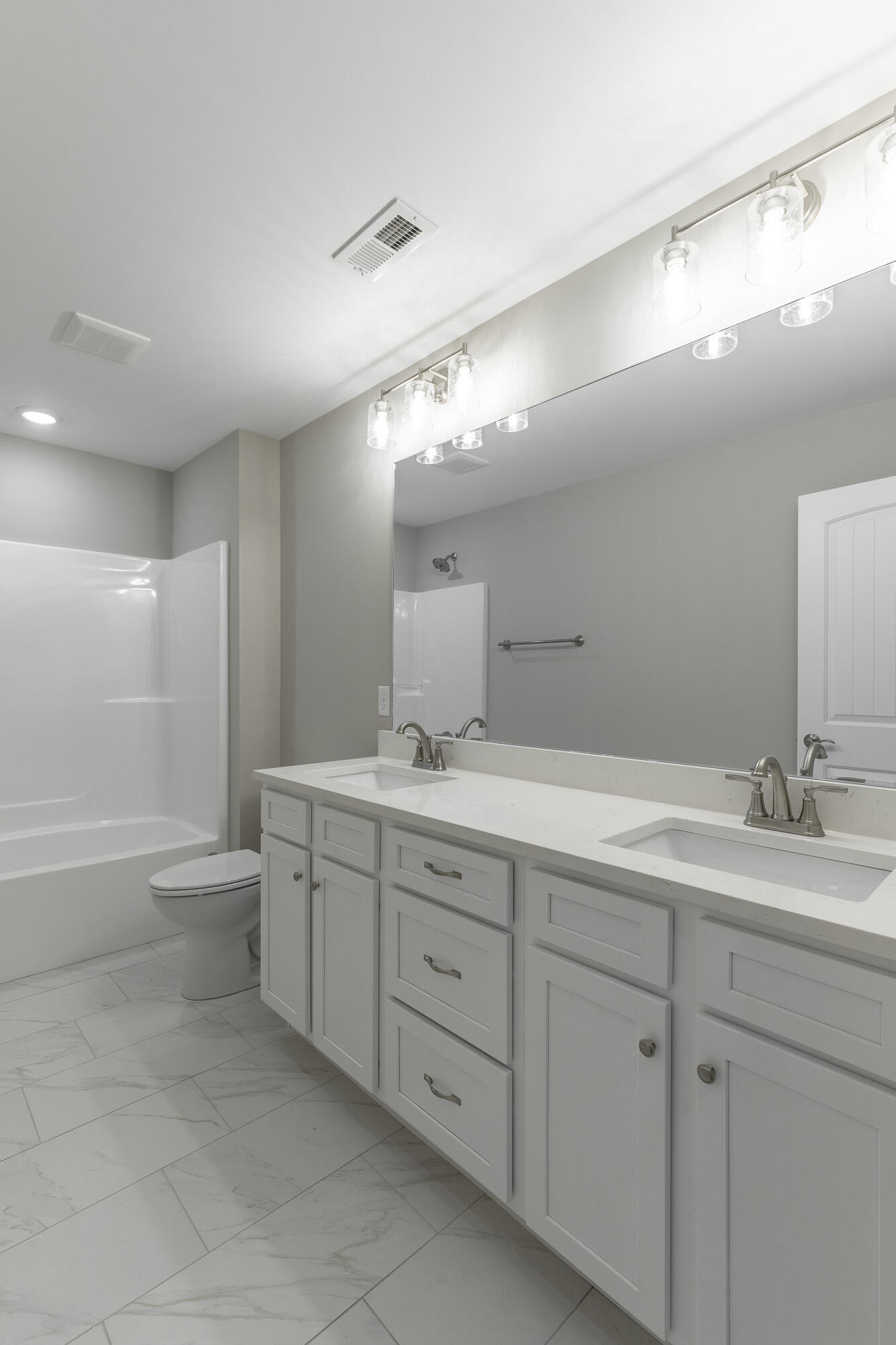 1037 Silverpine Drive Chattanooga, TN 37421 - Photo 34 of 59 Primary Bath