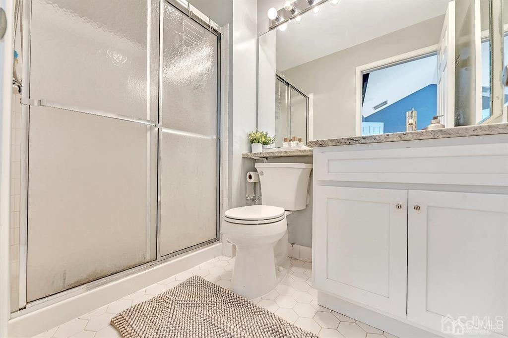 2510 Ridgeview Court Sayreville, NJ 08859 - Photo 18 of 28 a bathroom with a toilet a sink and a mirror