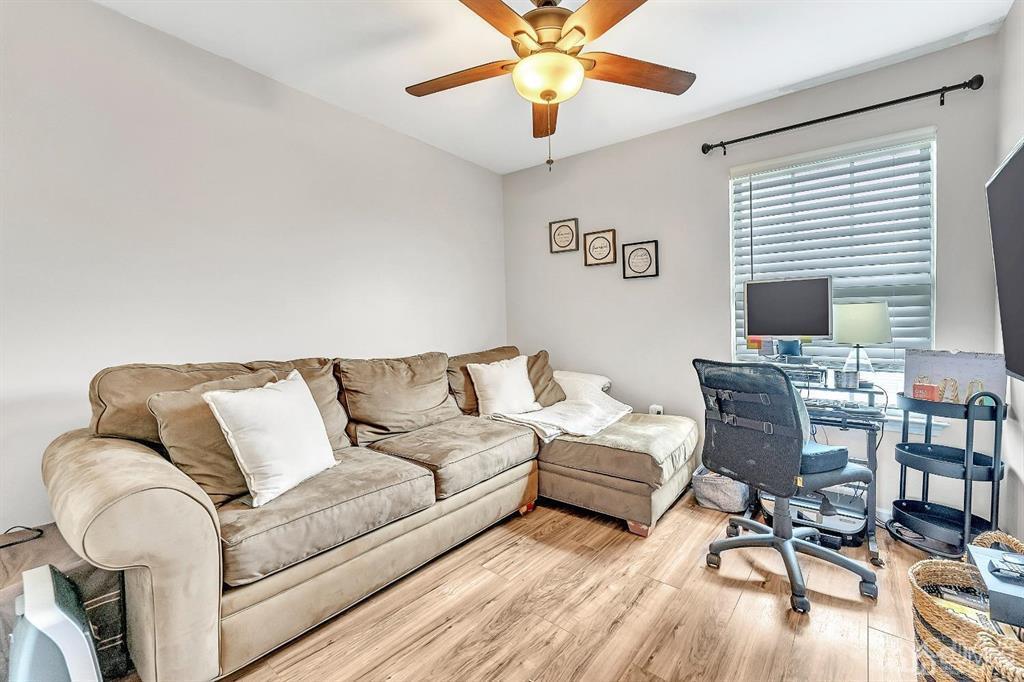 2510 Ridgeview Court Sayreville, NJ 08859 - Photo 19 of 28 a living room with furniture